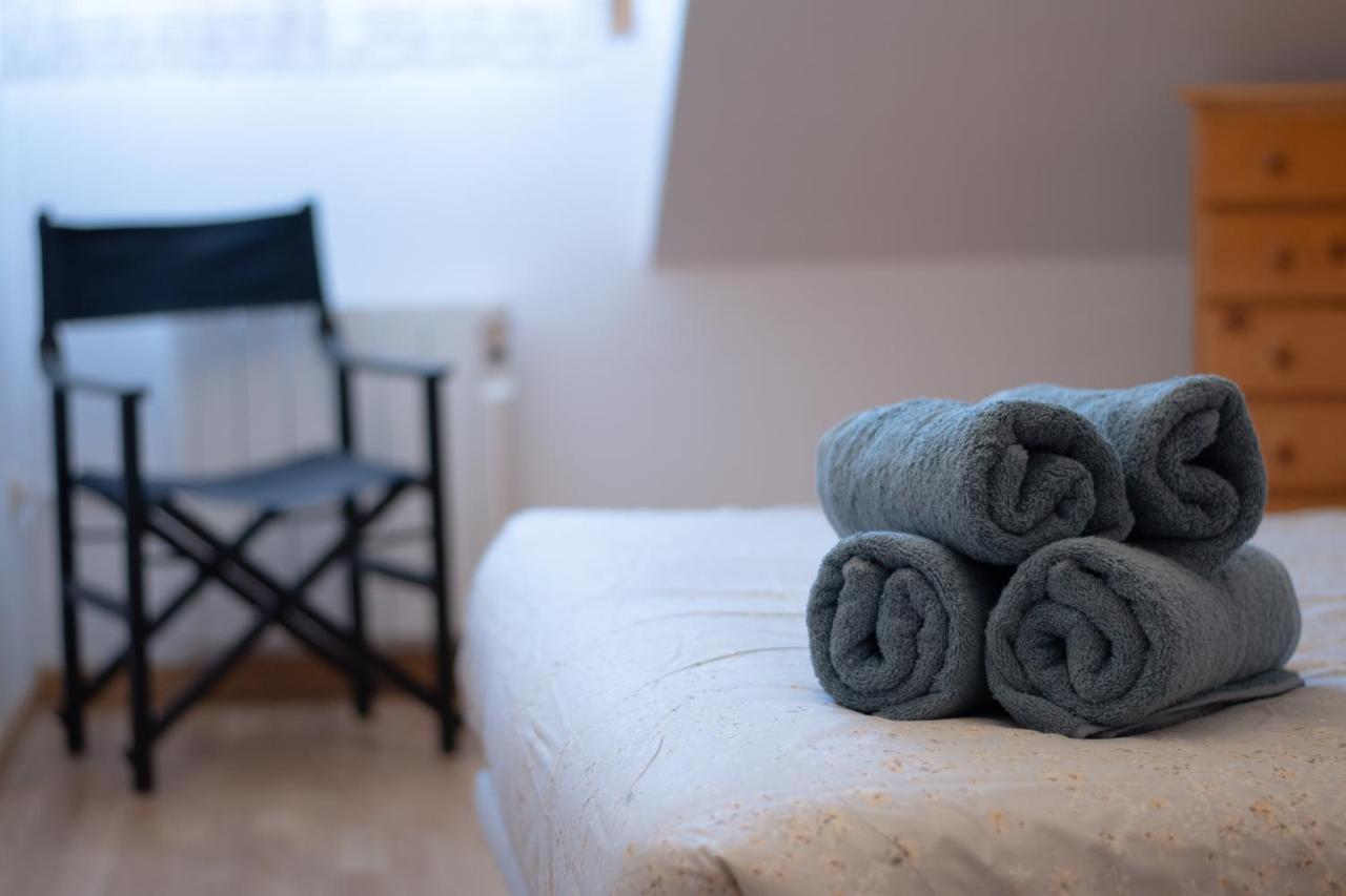 Apartamento Centrico Con Parking - L'Amfitriona Rialp Ngoại thất bức ảnh