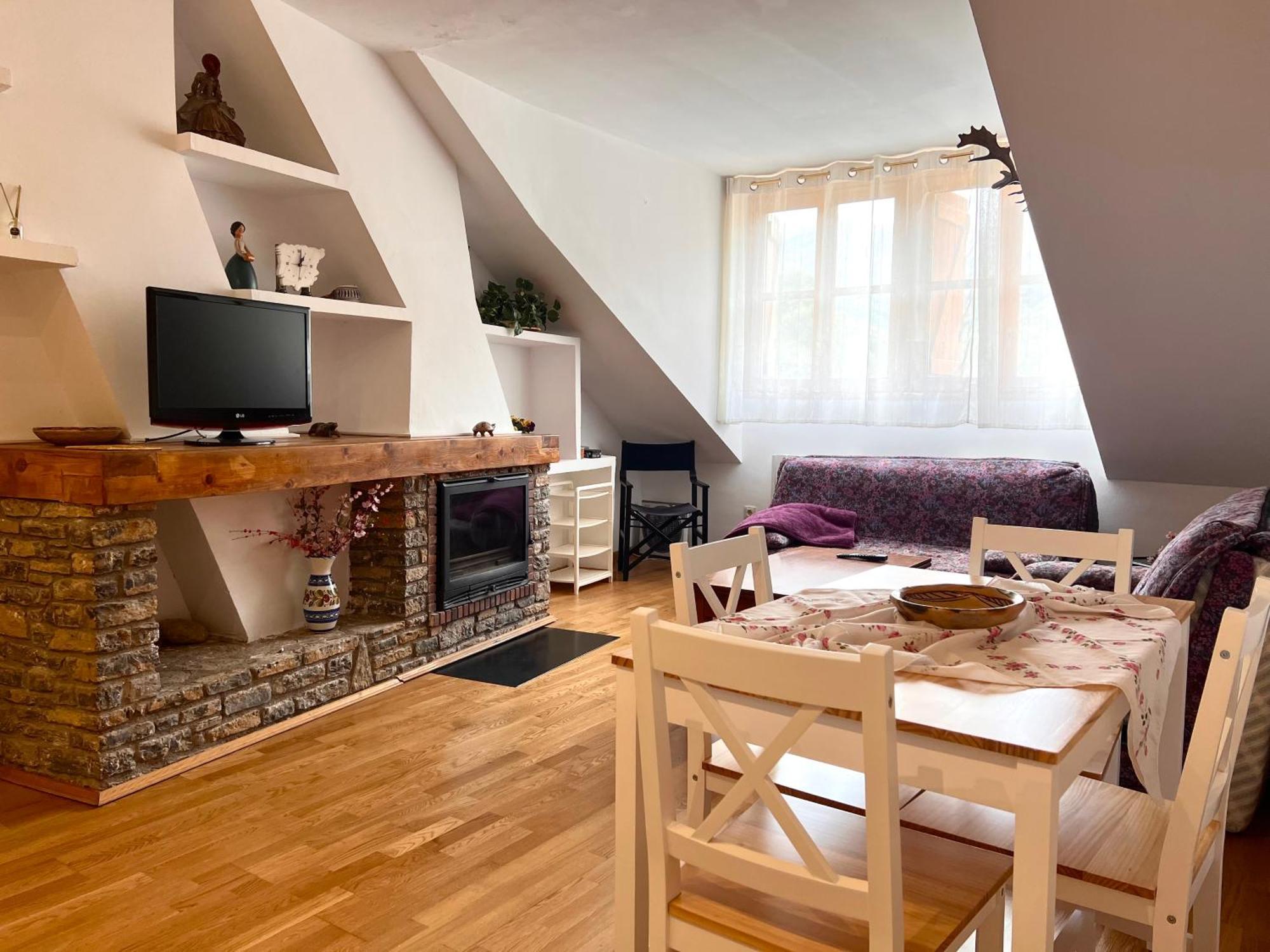 Apartamento Centrico Con Parking - L'Amfitriona Rialp Ngoại thất bức ảnh